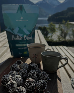 Vegan unsweetened protein powder from Moonvalley — unflavoured, 4 ingredients, ideal for smoothies, oats, pancakes, and baking.