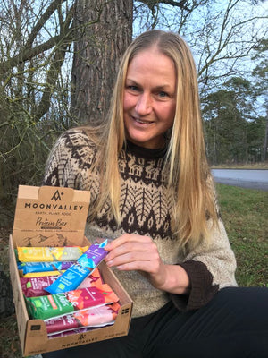 Ida Nilsson shows her favorit vegan bars - from her own brand Moonvalley - A delicious vegan bar with plant based protein